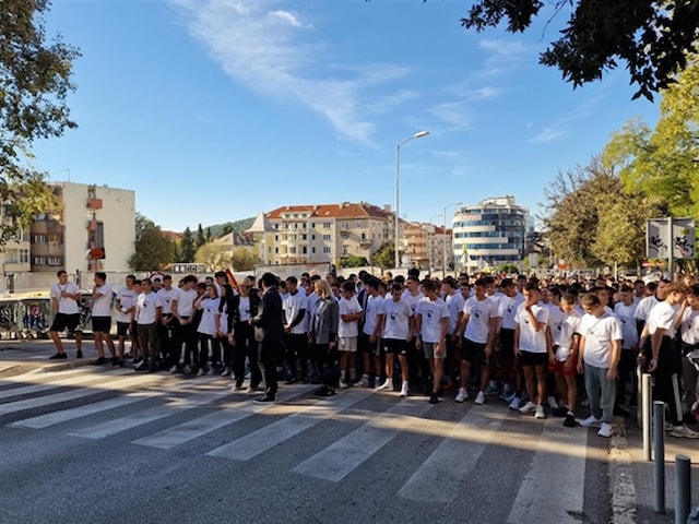 Nakon paljenja svijeće ispred spomenika Lumin u Vukovarskoj ulici, održana Humanitarna utrka splitskih srednjoškolaca "Za Vukovar"