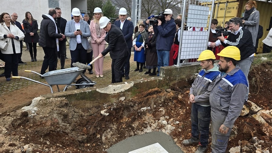 BOBAN: Dugopolje je početak velikog ciklusa ulaganja – položen kamen temeljac za novu školsku zgradu!