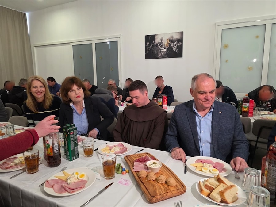 Uskrsni doručak u Caritasu: župan Boban s beskućnicima podijelio blagdanski obrok