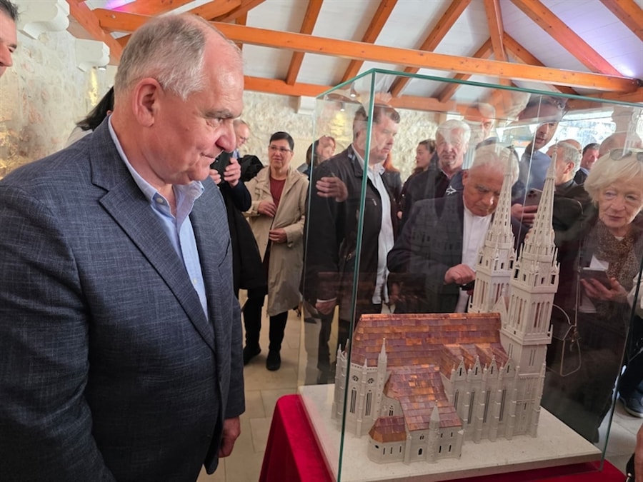 Predstavljena i blagoslovljena minijaturna Zagrebačka katedrala u Pučišćima uz nazočnost župana Blaženka Boban i nadbiskupa, apostolskog nuncija Nikole Eterovića