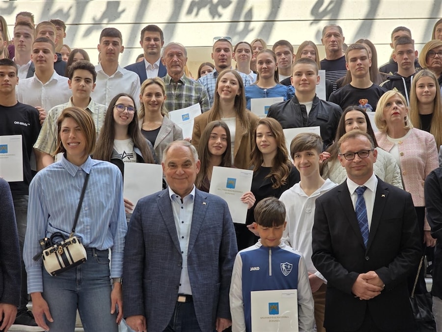 Župan Blaženko Boban uručio ugovore o stipendijama mladim nadarenim sportašima