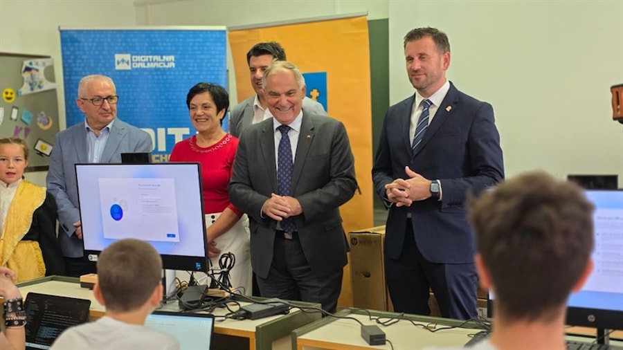 Župan Blaženko Boban uručio informatičku opremu Osnovnoj školi "Manuš"
