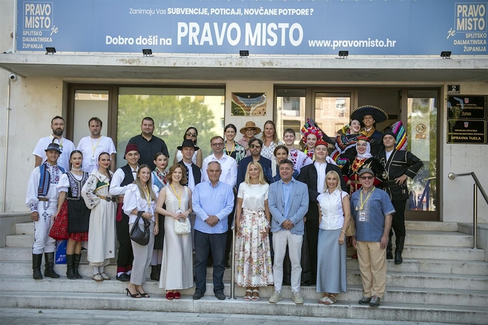 Folkloraši iz različitih krajeva svijeta kod župana Bobana