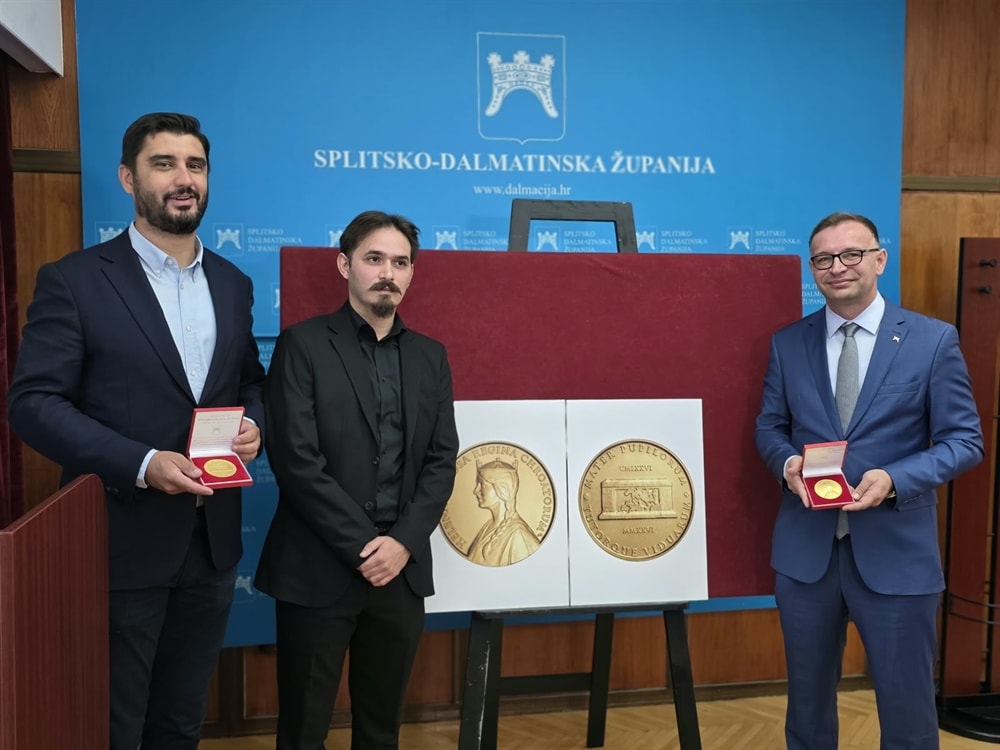 Predstavljena prigodna medalja „Kraljica Jelena” akademskog kipara Duje Matetića