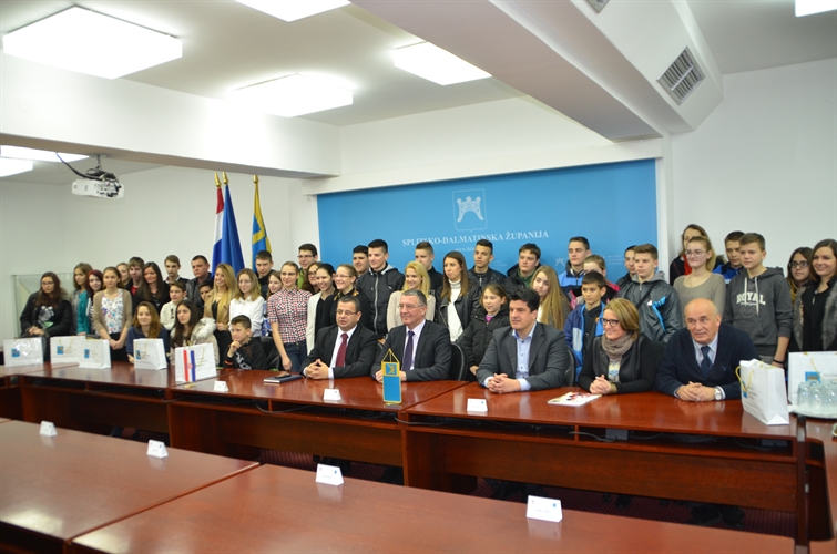 Učenice i učenici iz Srijemske Mitrovice u posjetu županiji